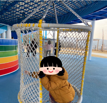遊具で遊ぶ