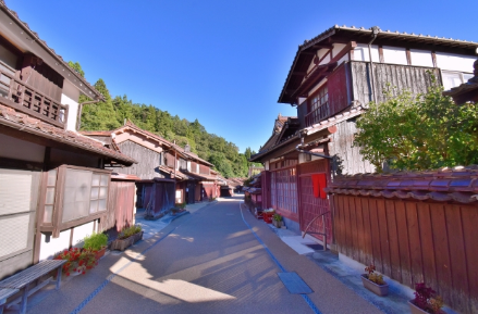 吹屋ふるさと村で春の歴史旅　赤銅色の町並みとベンガラ館を巡る散策