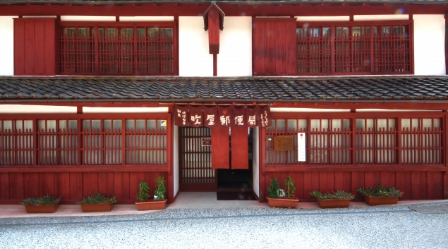 吹屋ふるさと村で春の歴史旅 赤銅色の町並みとベンガラ館を巡る散策