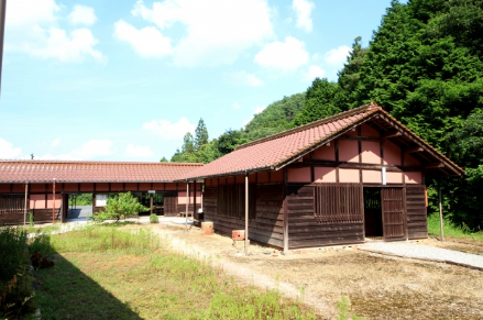 吹屋ふるさと村で春の歴史旅 赤銅色の町並みとベンガラ館を巡る散策