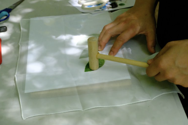 藍のたたき染め体験