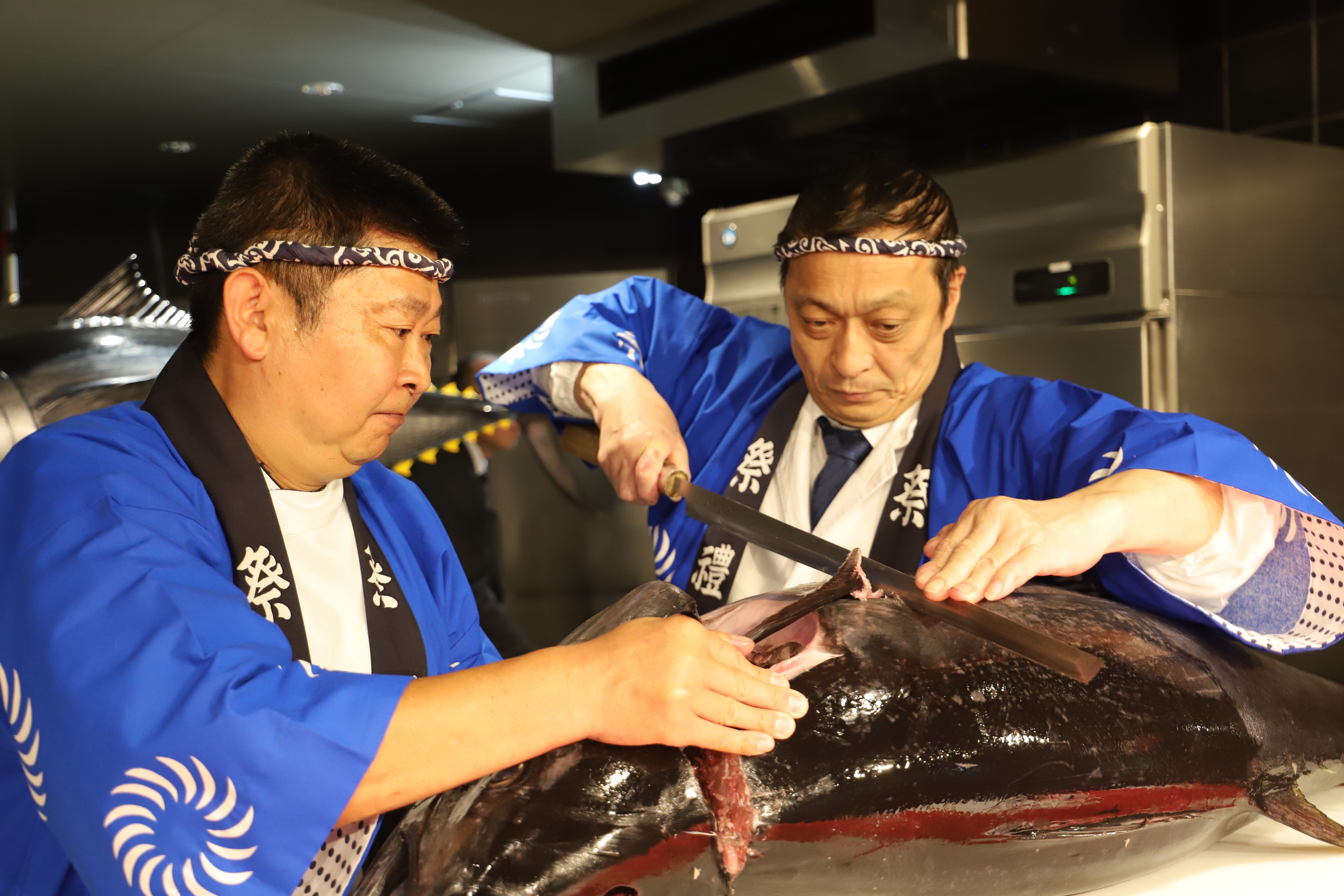 マグロの解体ショー