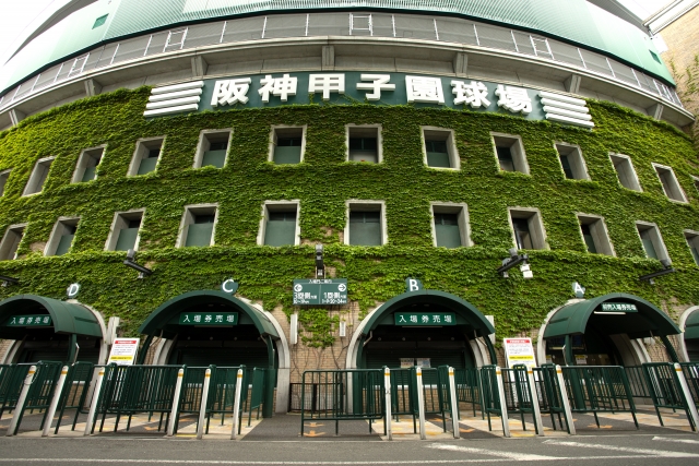 グラウンドでヨガ！甲子園球場で特別エクササイズ開催