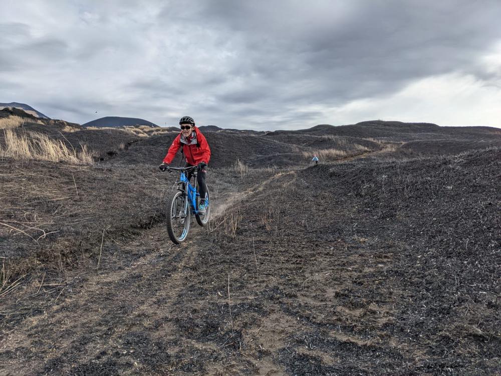 野焼きの跡の町古閑牧野をMTBで走る
