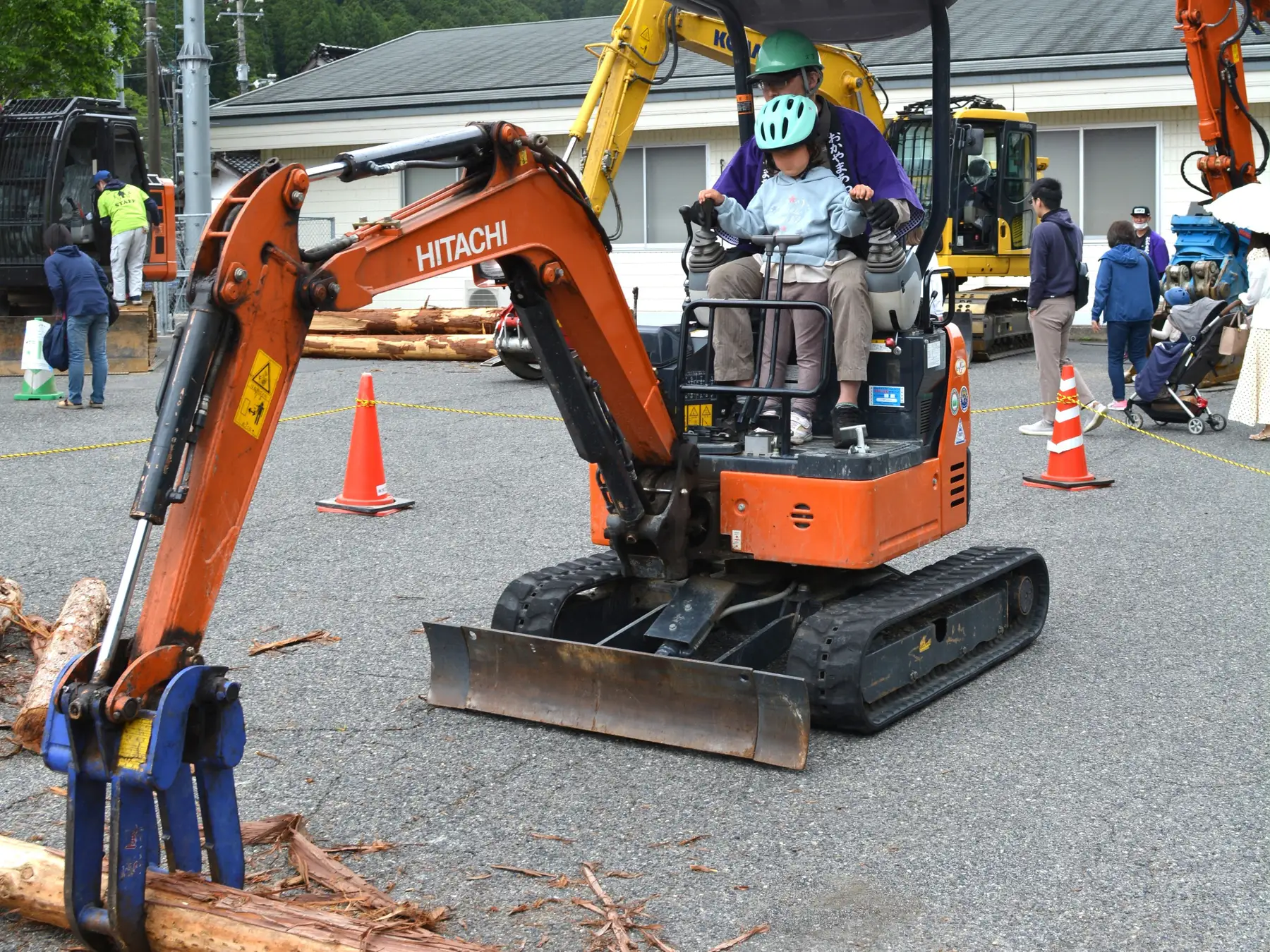 	 岡山 西粟倉村　百年の森林まつり開催！林業機械の操縦体験も