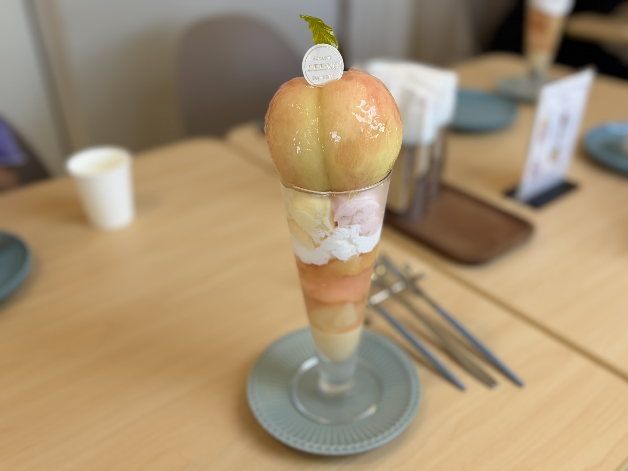 「パティスリーリーモ」の贅沢桃パフェ！