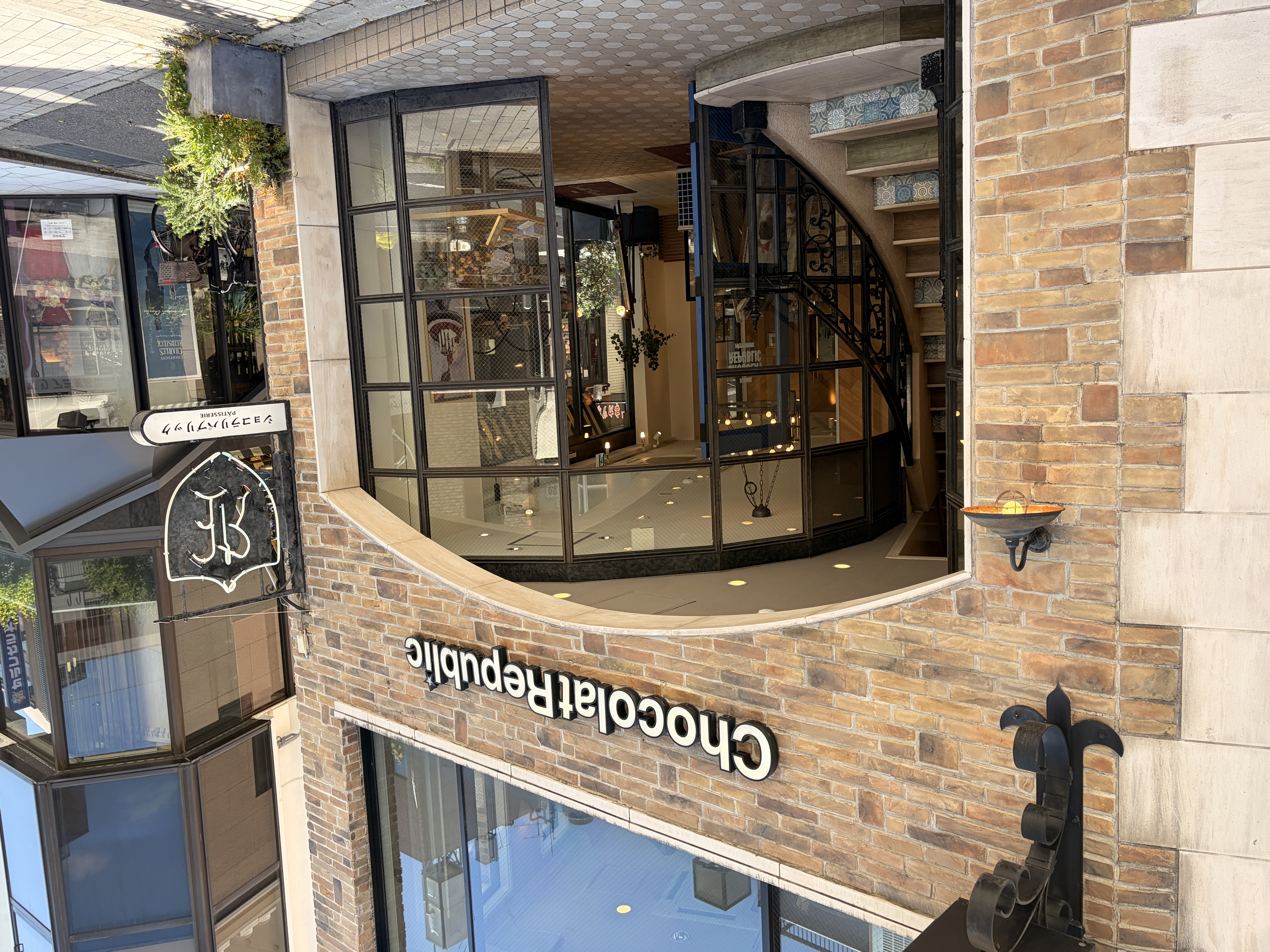 神戸・三宮の社交場。ショコラリパブリック本店で味わう「甘美な時間」