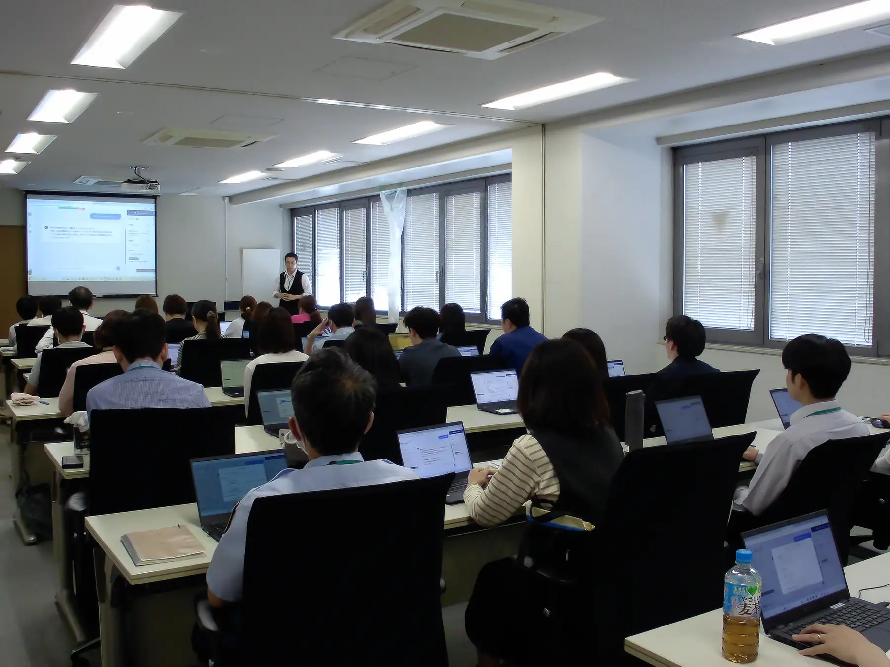 AIが相棒に!芦屋市で「QommonsAI活用研修」を実施