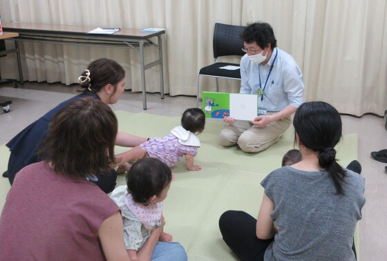おひざにだっこのおはなし会