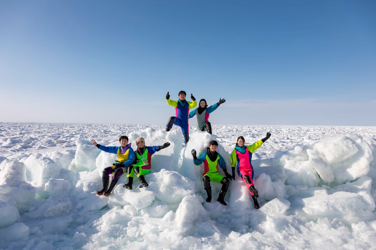 流氷ウォーク®を体験!氷の上を歩く冬だけの特別な冒険ツアー