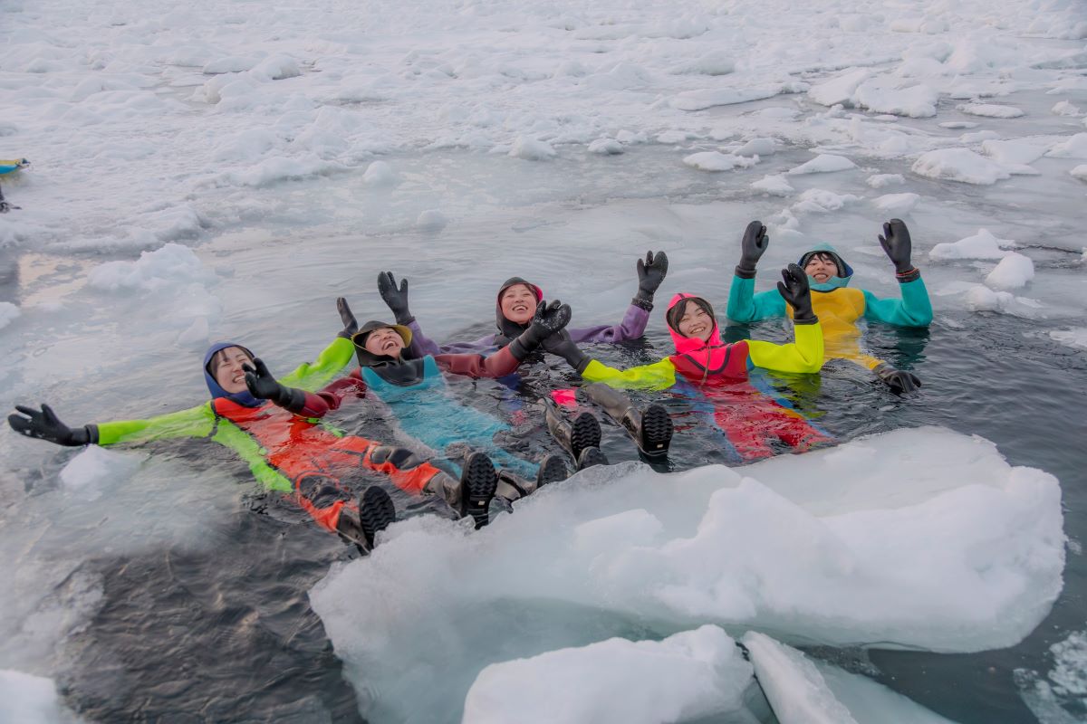 流氷ウォーク®を体験!氷の上を歩く冬だけの特別な冒険ツアー