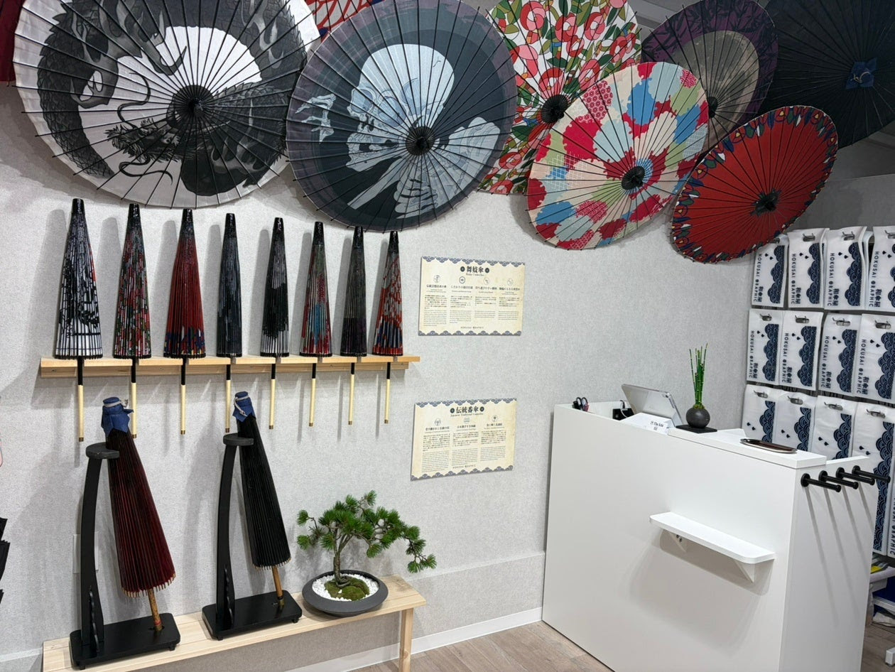 新名所！和柄傘の北斎グラフィックがすばな通りに登場2