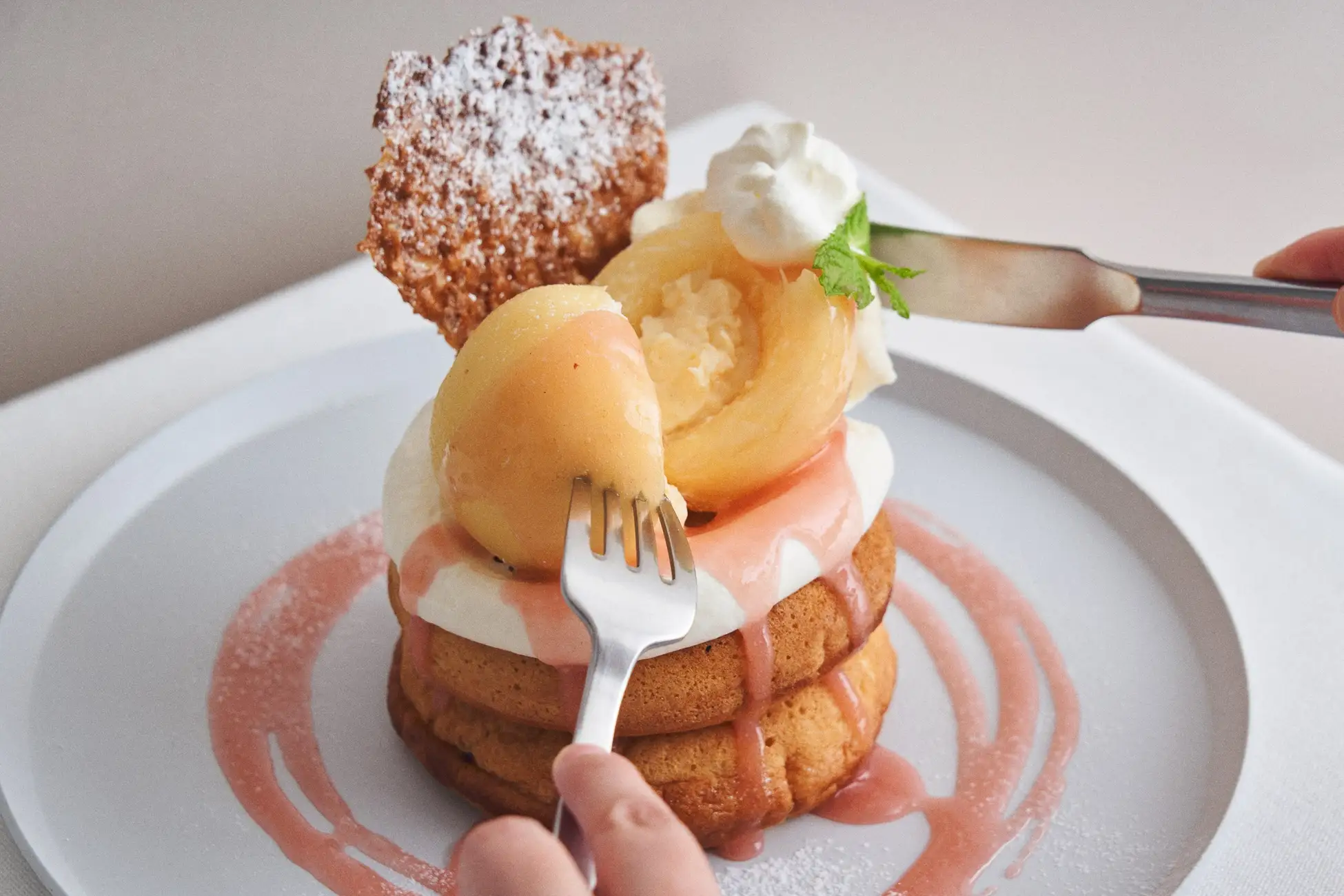 【期間限定】極上の白桃パンケーキが登場!自分へのご褒美スイーツ