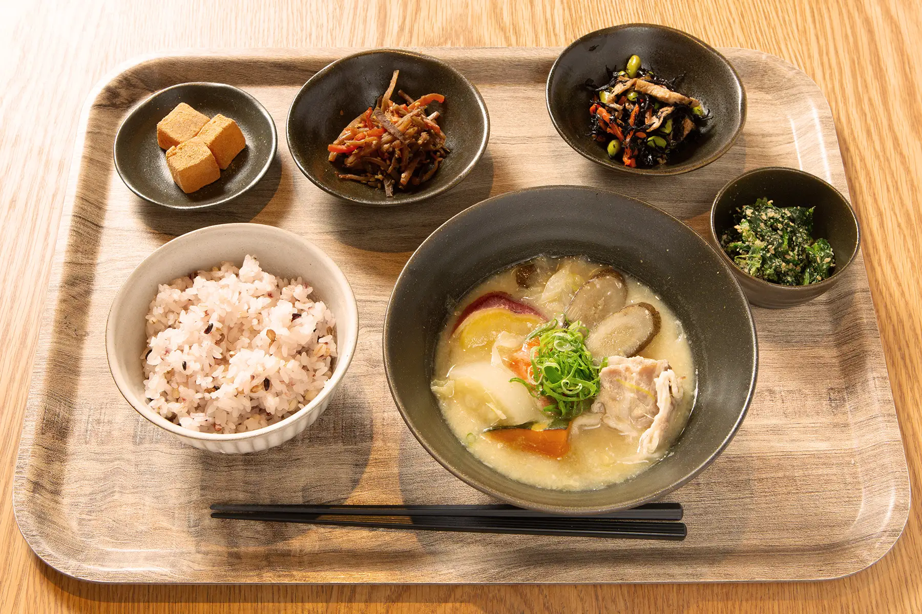 杜の街に「甘酒豚汁ととのい」開店!心身を整える上質な和定食