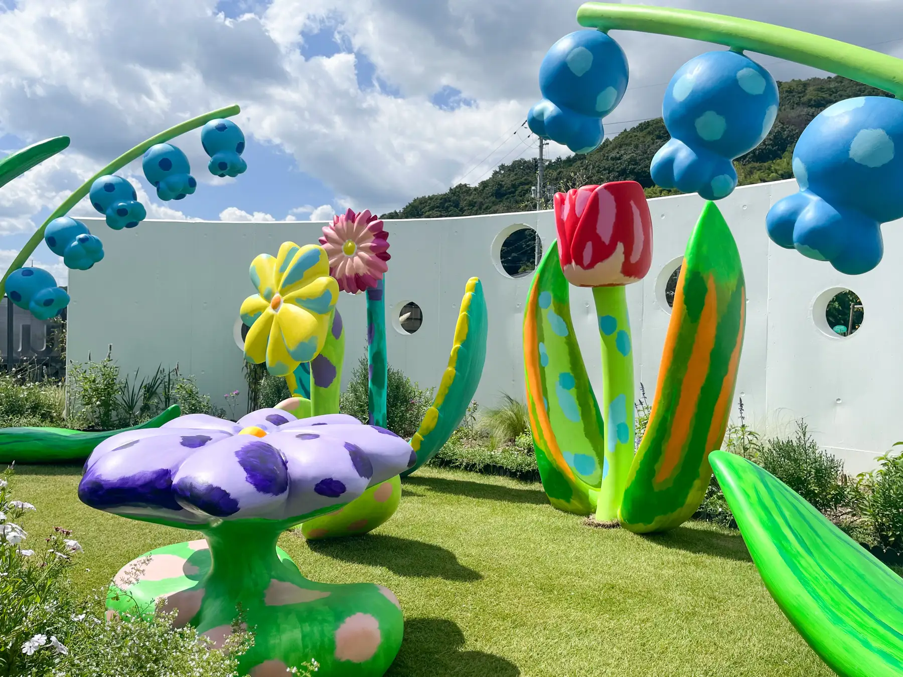 湯の華ガーデンにある大宮エリーさんの作品