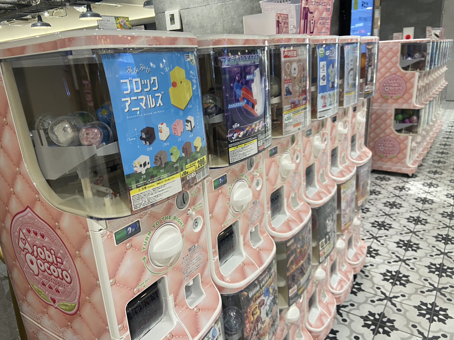 ワクワクが止まらない!岡山駅前ガチャ専門店オープン