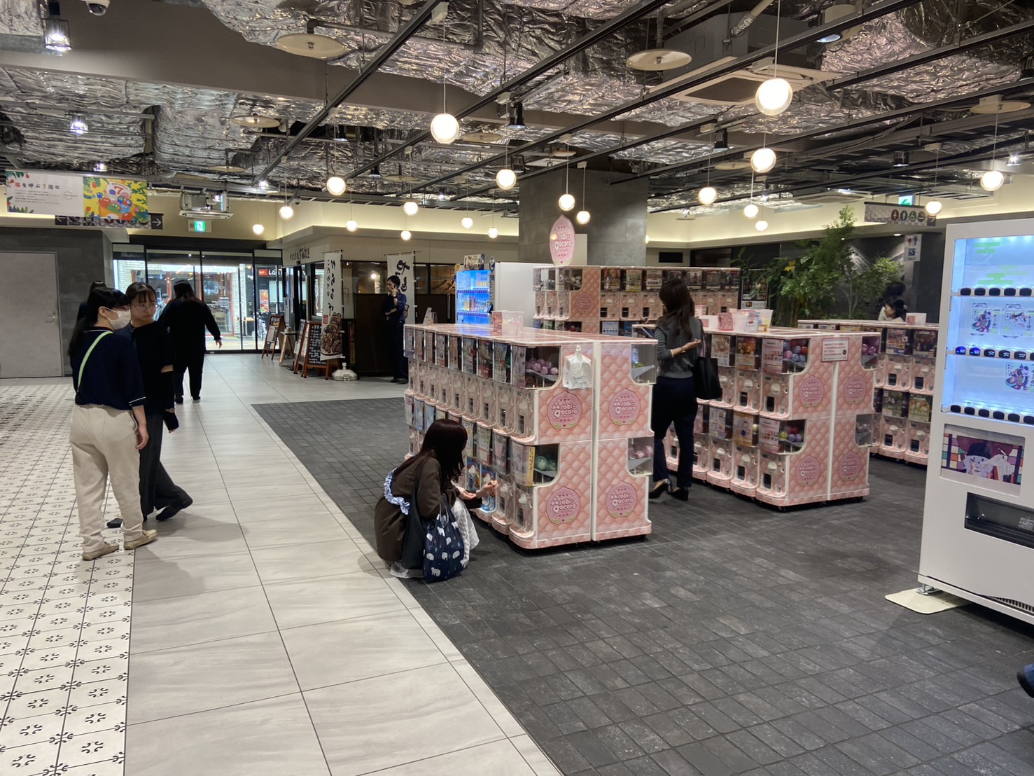 ワクワクが止まらない!岡山駅前ガチャ専門店オープン