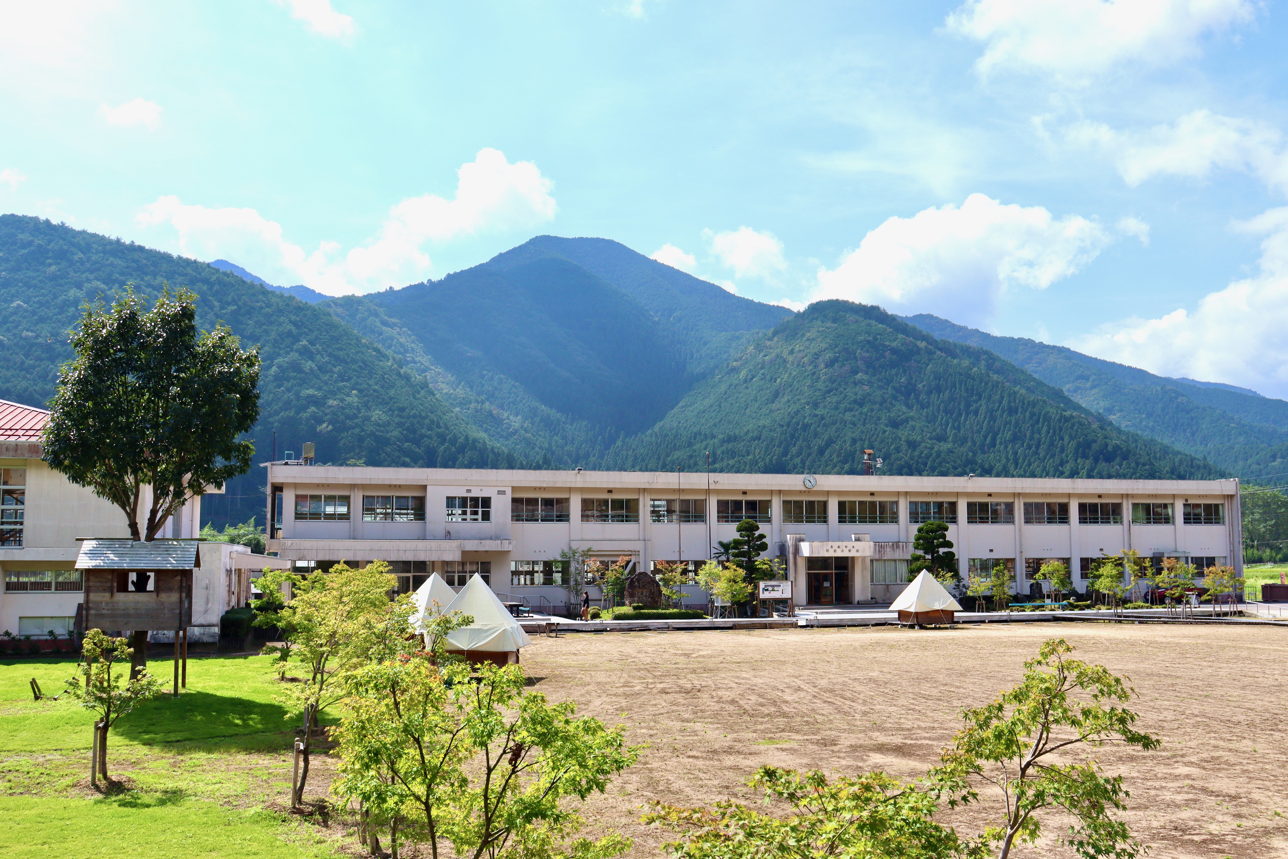 廃校プールにサウナ登場!丹波の旧小学校で貸切ととのい体験